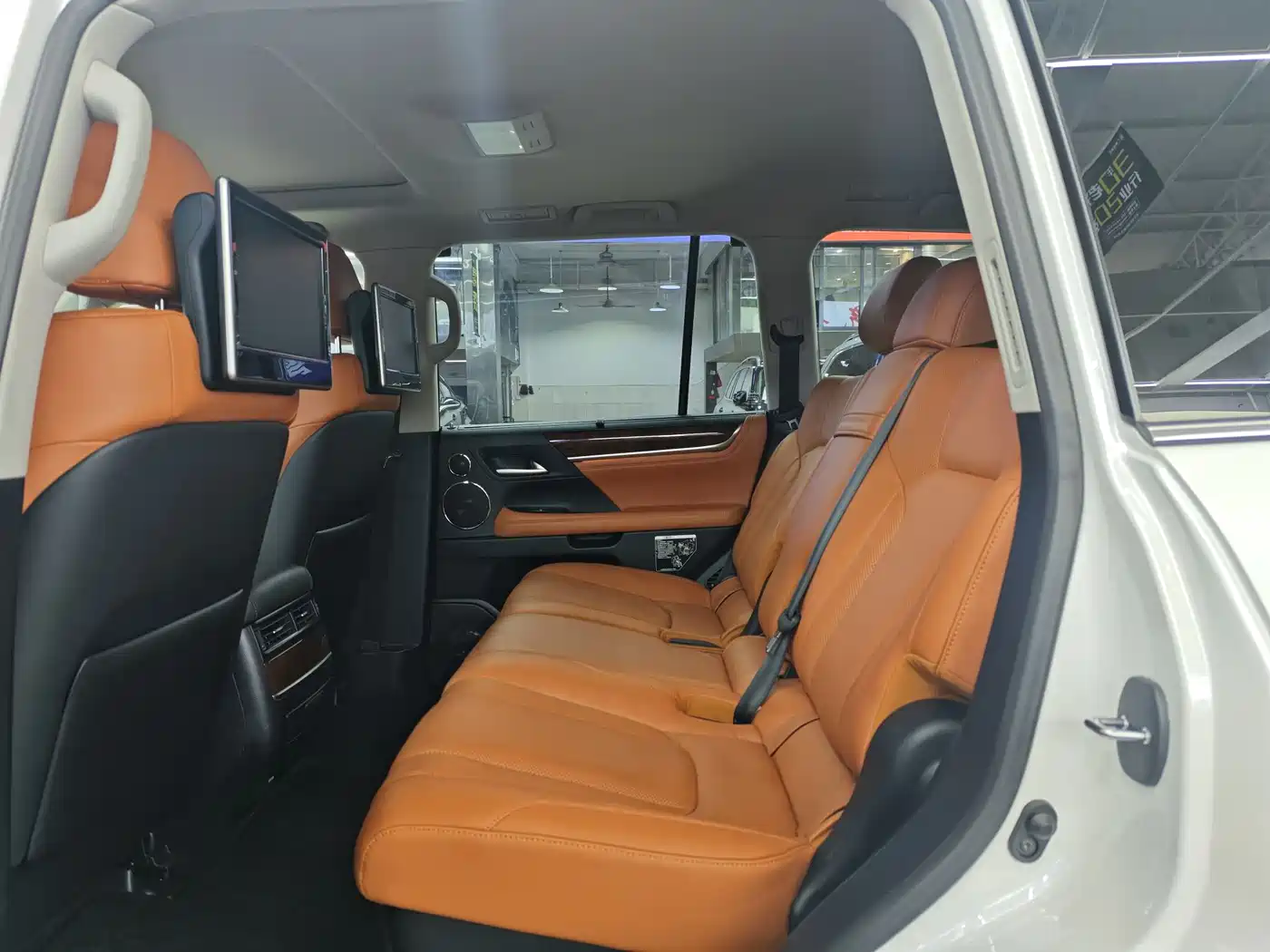 Lexus LX 2016 570 Dynamic Luxury Edition фото 6