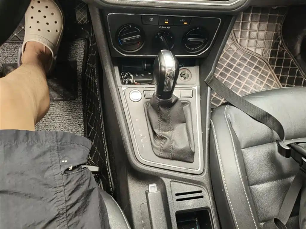 Volkswagen Lavida 2017 1.6L Automatic Comfort Edition фото 14