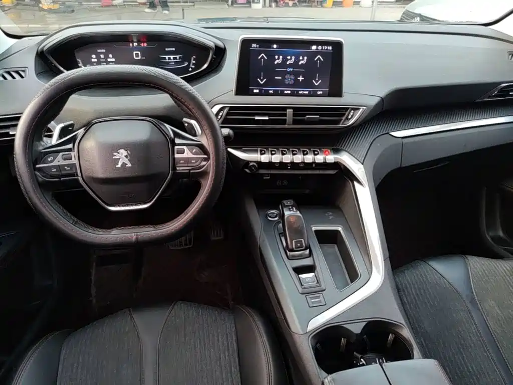 Photo 13 - Peugeot 5008