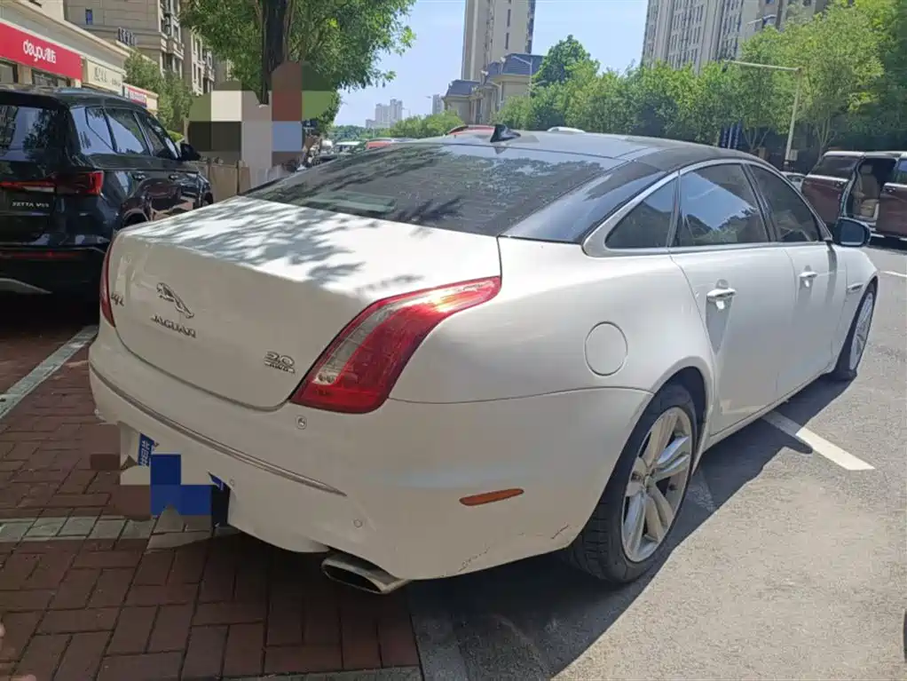 Photo 4 - Jaguar XJ