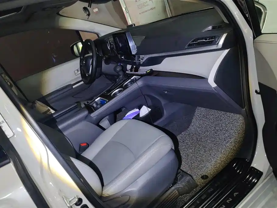 Toyota Sienna 2023 2.5L Hybrid Comfort Edition фото 8