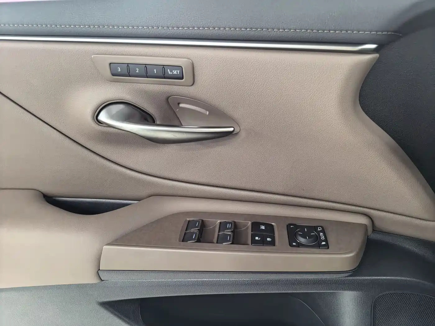 Lexus ES 2025 200 Ultimate Edition фото 24