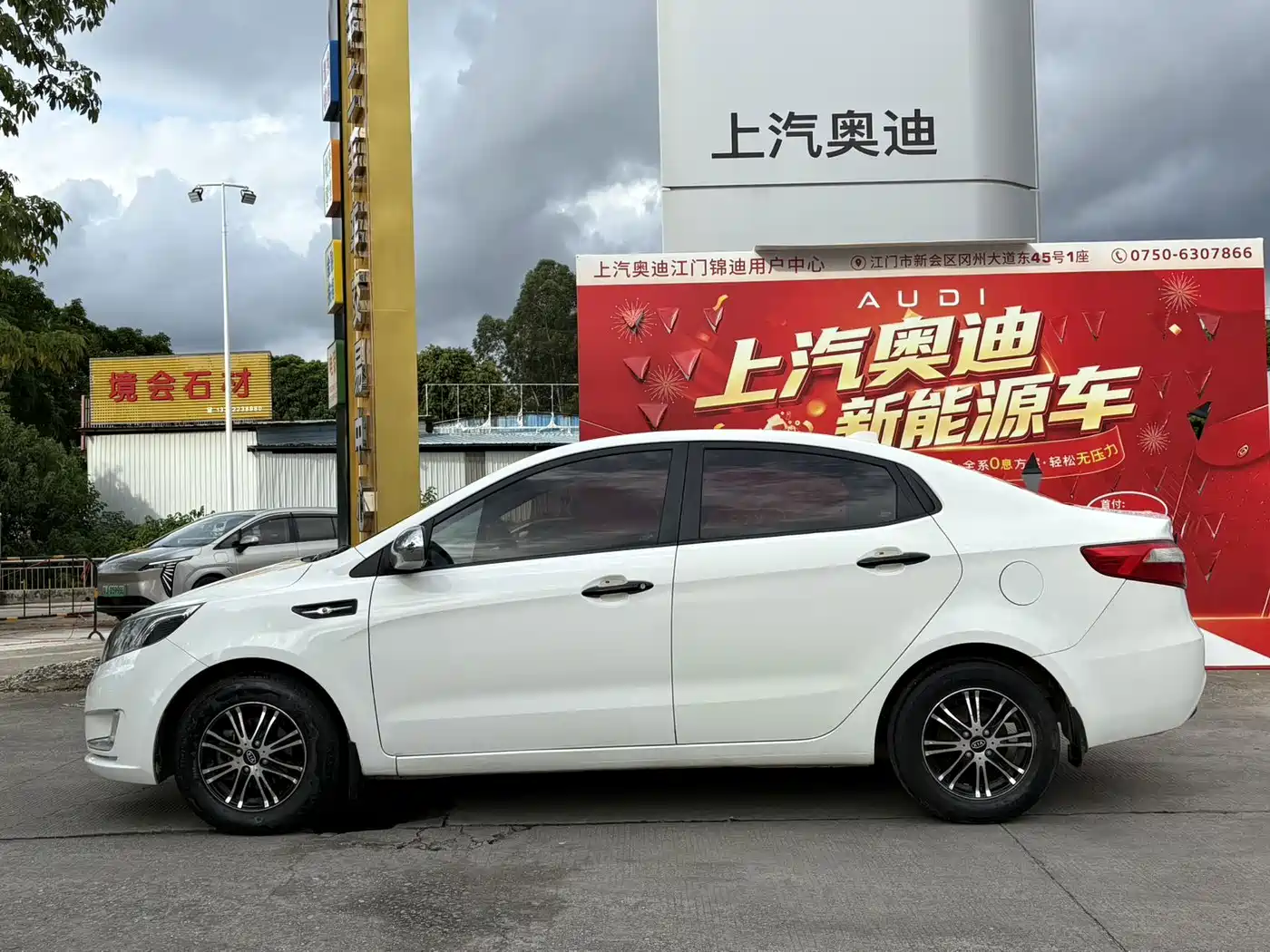 Kia K2 2013 2011 Sedan 1.4L AT GLS