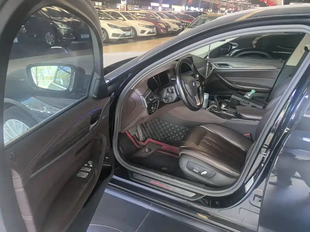 Photo 16 - BMW 5 Series