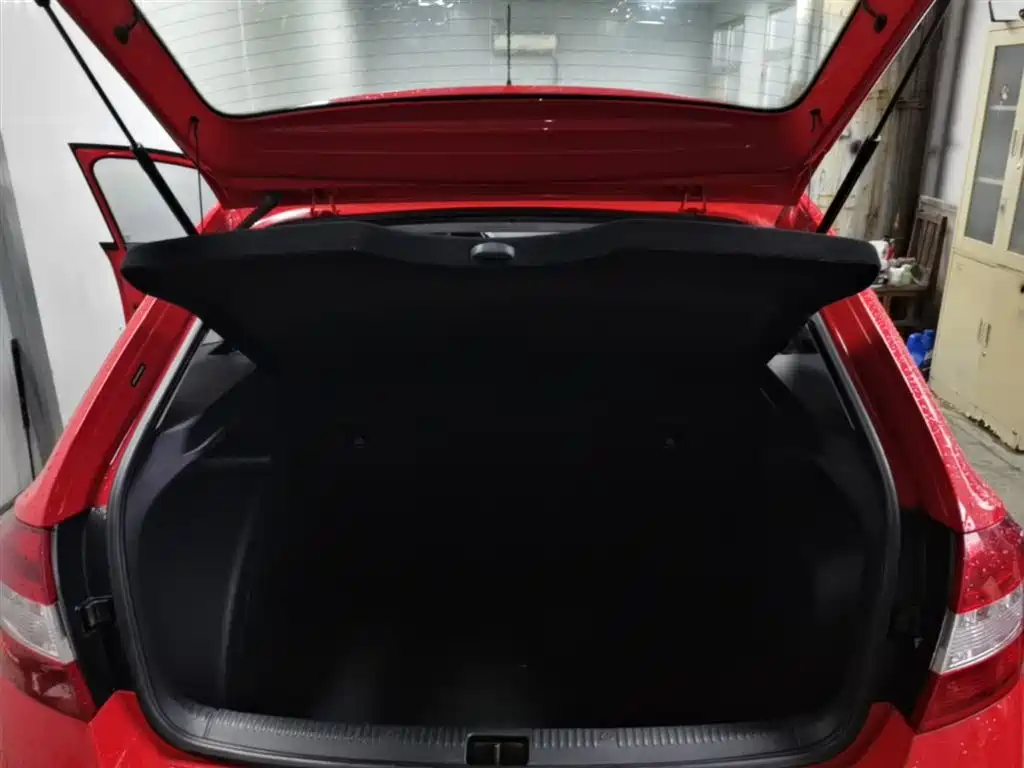 Škoda Skoda Rapid Spaceback 2016 Facelift 1.6L Manual Innovation Edition фото 19