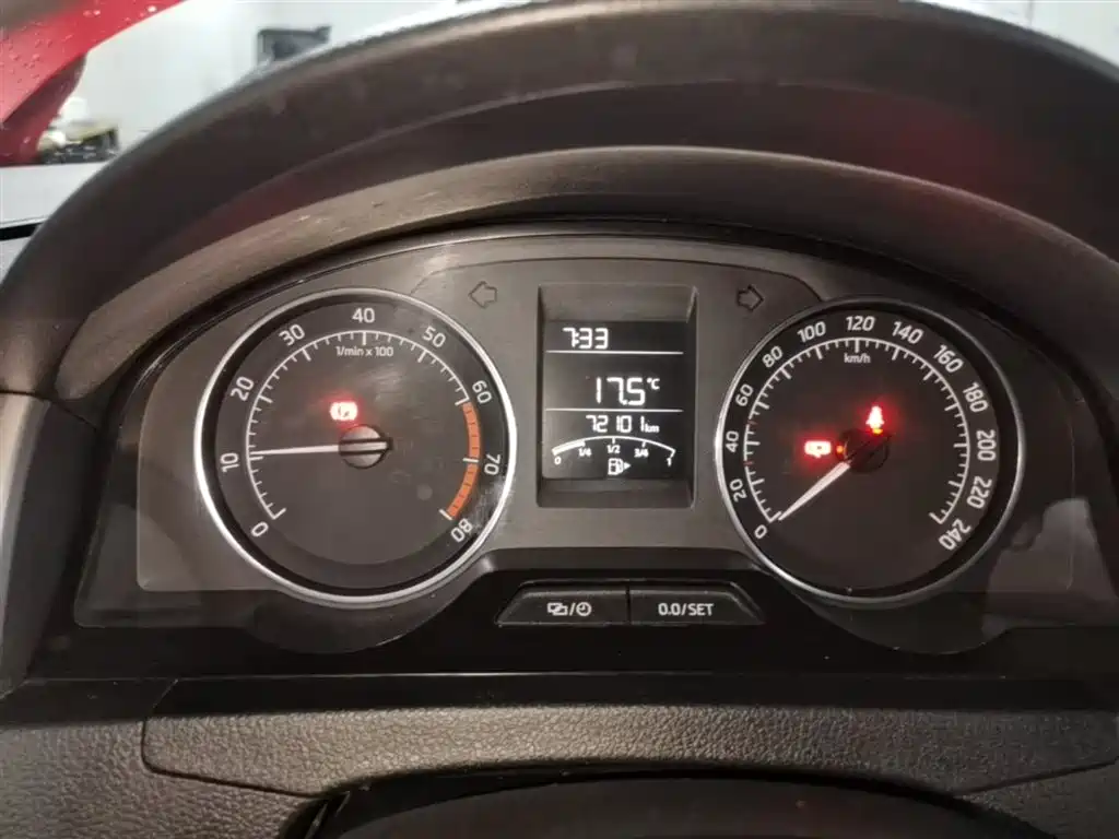 Škoda Skoda Rapid Spaceback 2016 Facelift 1.6L Manual Innovation Edition фото 12