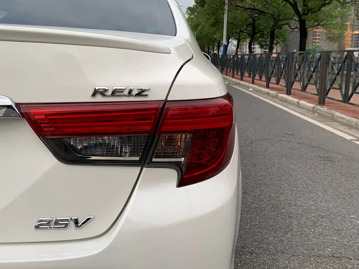 Toyota Reiz 2013 2.5V Premium Edition фото 10