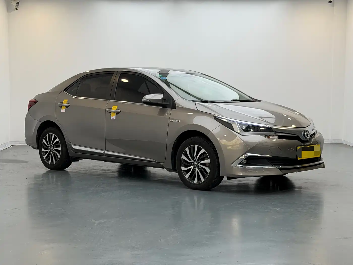 Toyota Corolla 2016 Dual Hybrid 1.8L E-CVT Elite Edition фото 3