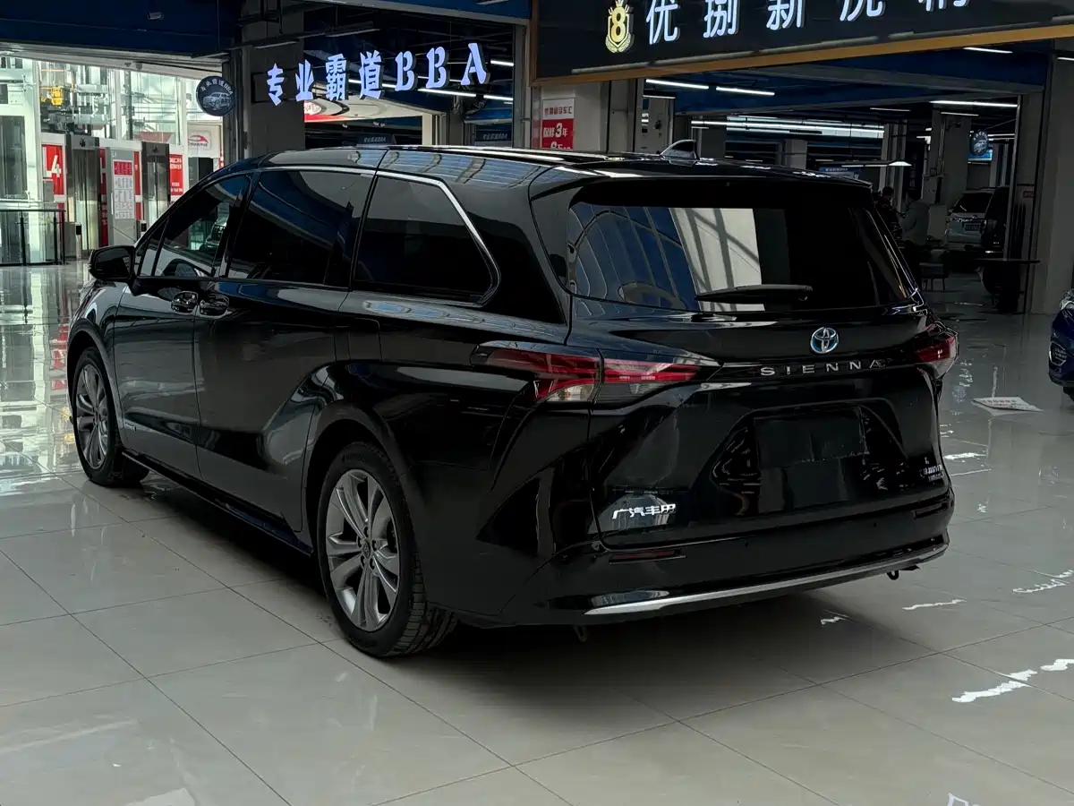 Toyota Sienna 2023 2.5L Hybrid Premium Edition фото 8