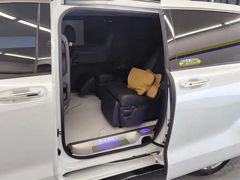Toyota Sienna 2023 2.5L Hybrid Premium Edition фото 11
