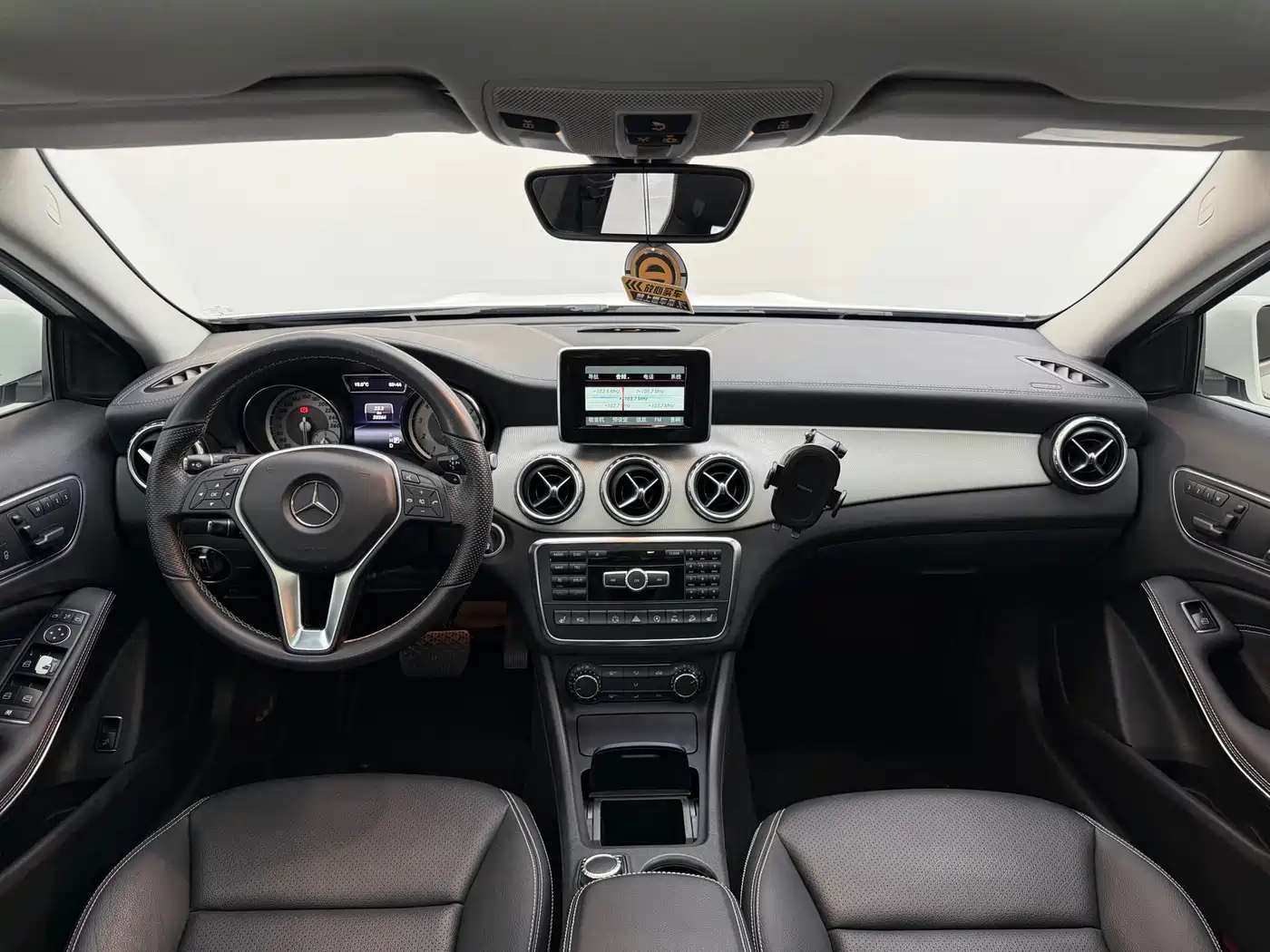 Mercedes-Benz GLA 2015 GLA 220 4MATIC Luxury фото 9