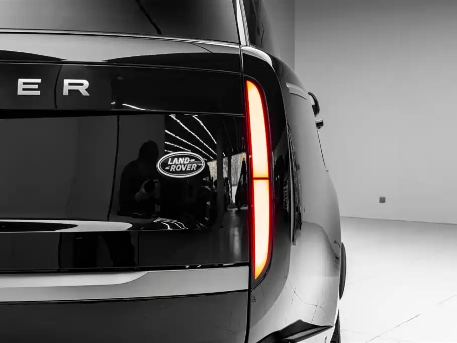 Land Rover Range Rover 2023 3.0 L6 360PS Golden Age Edition фото 27