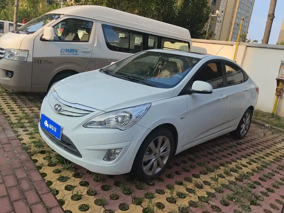 Фото 1 - Hyundai Verna