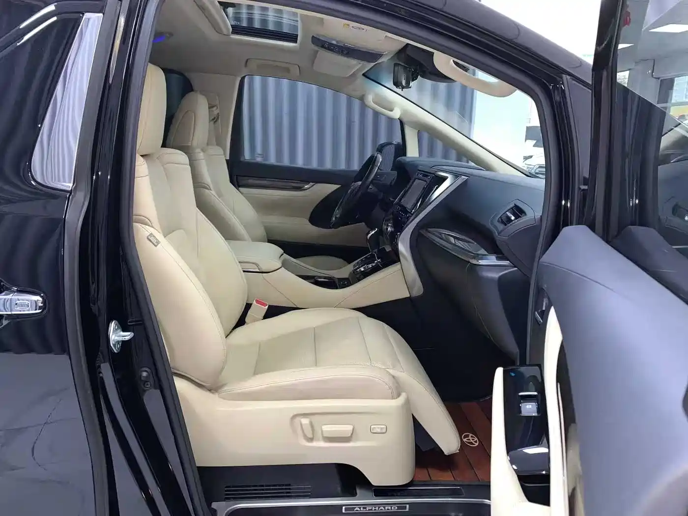 Toyota Alphard 2019 Hybrid 2.5L Premium Edition фото 8