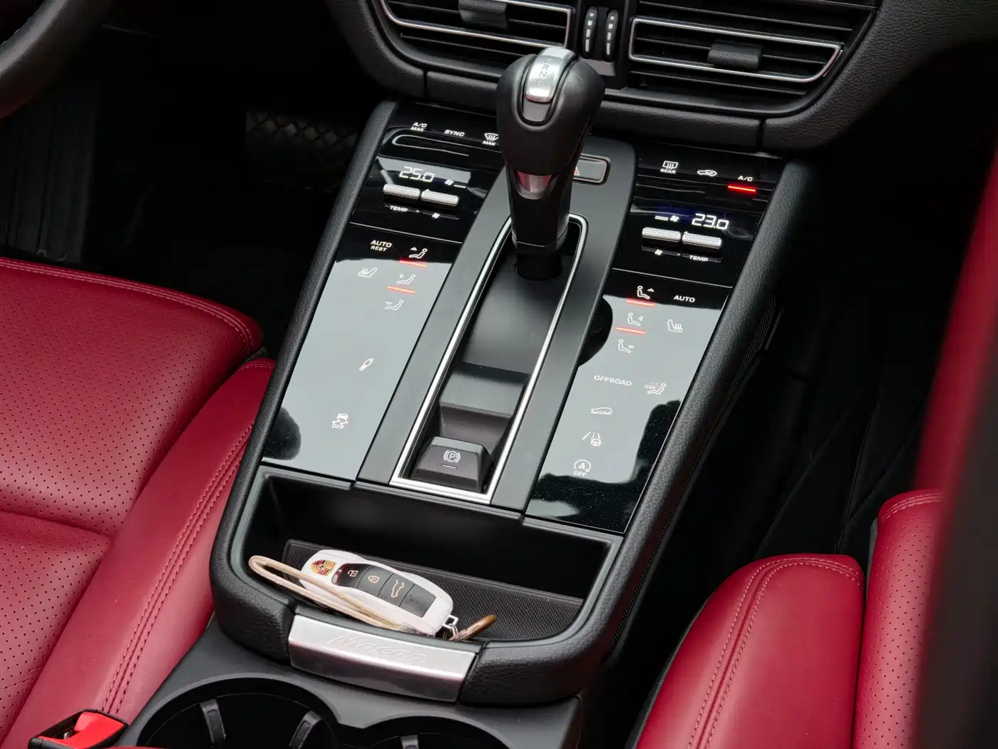 PORSCHE MACAN