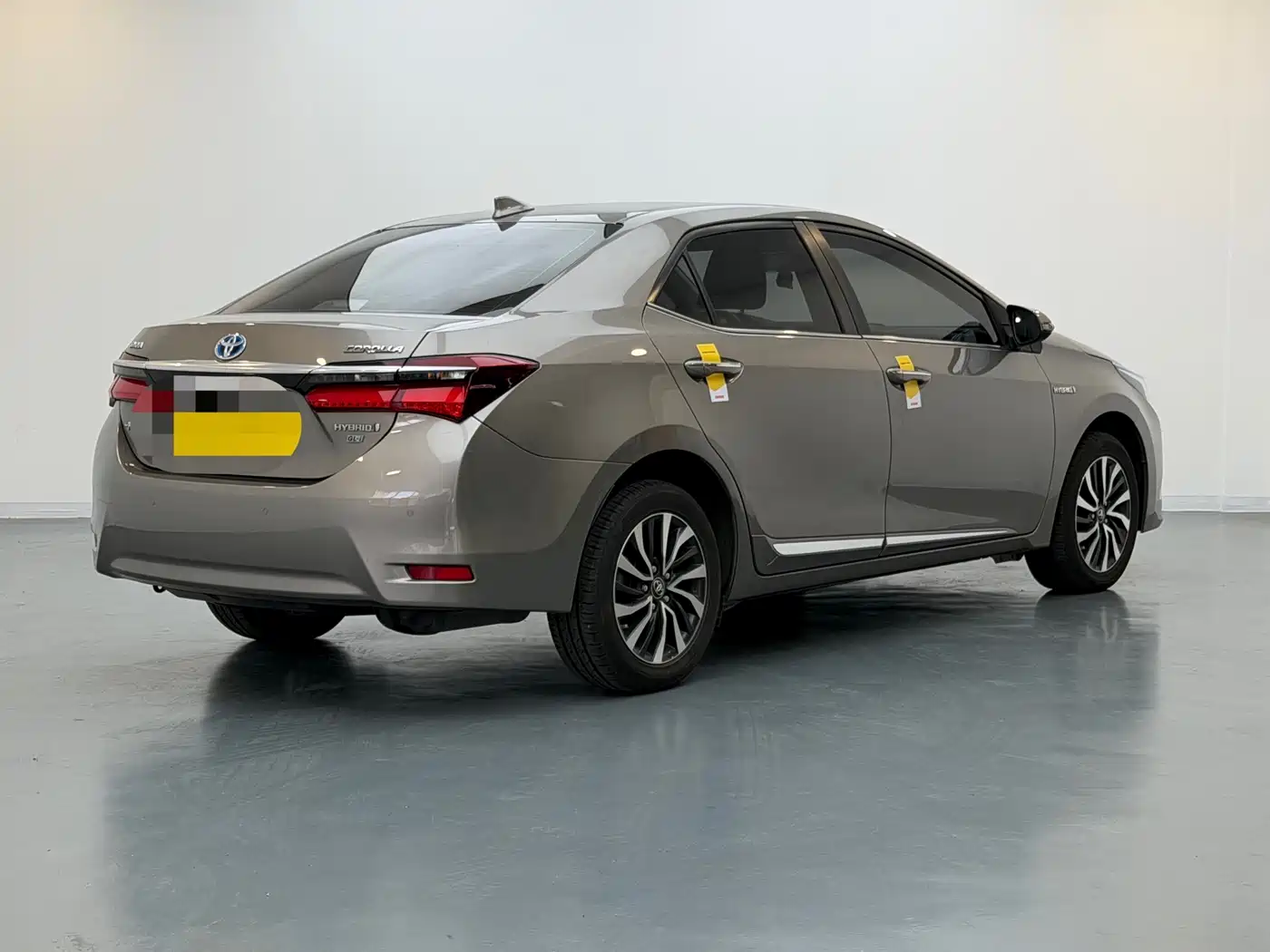 Toyota Corolla 2016 Dual Hybrid 1.8L E-CVT Elite Edition фото 4