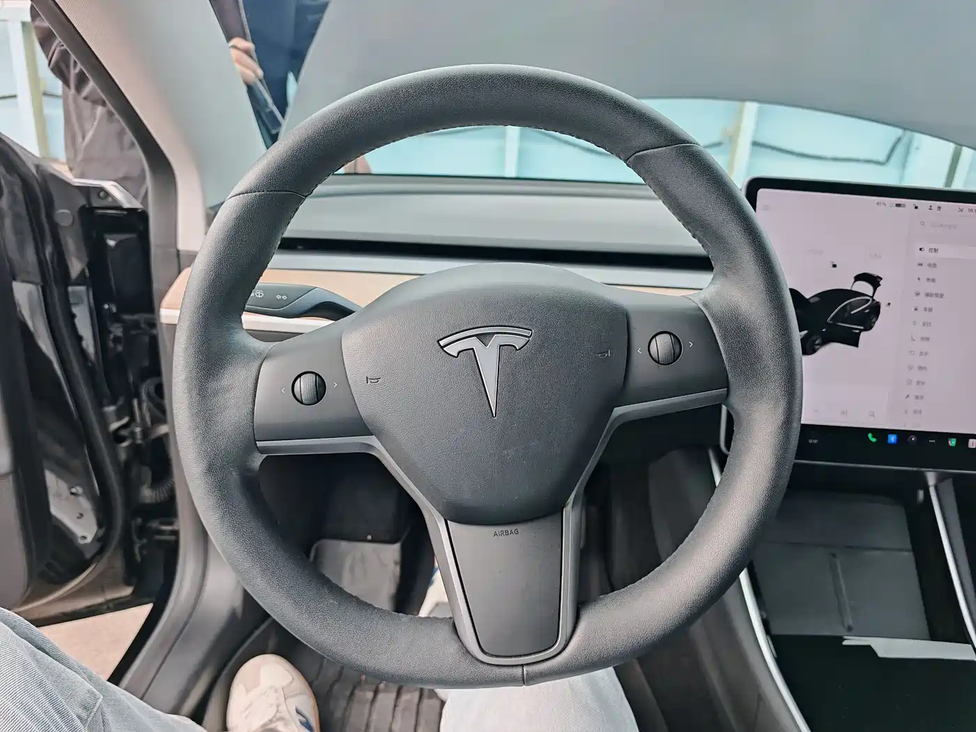 TESLA MODEL 3