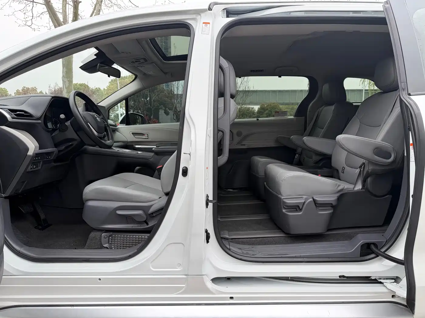 Toyota Granvia 2024 2.5L Hybrid Comfort фото 7