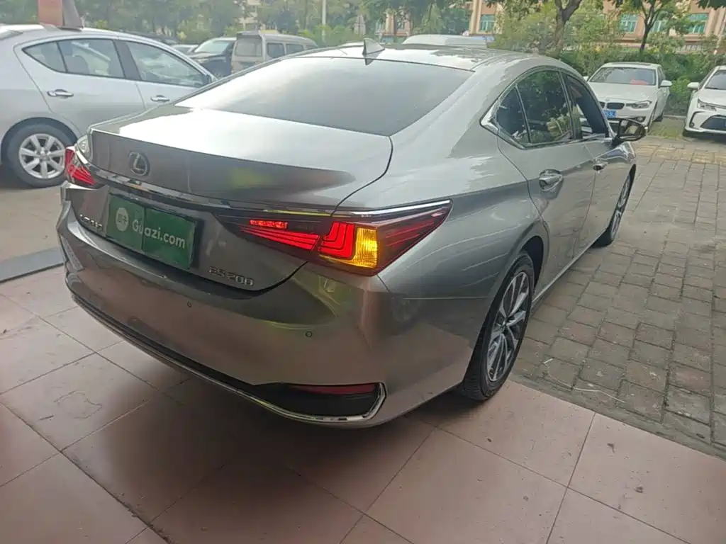 Фото 7 - Lexus ES