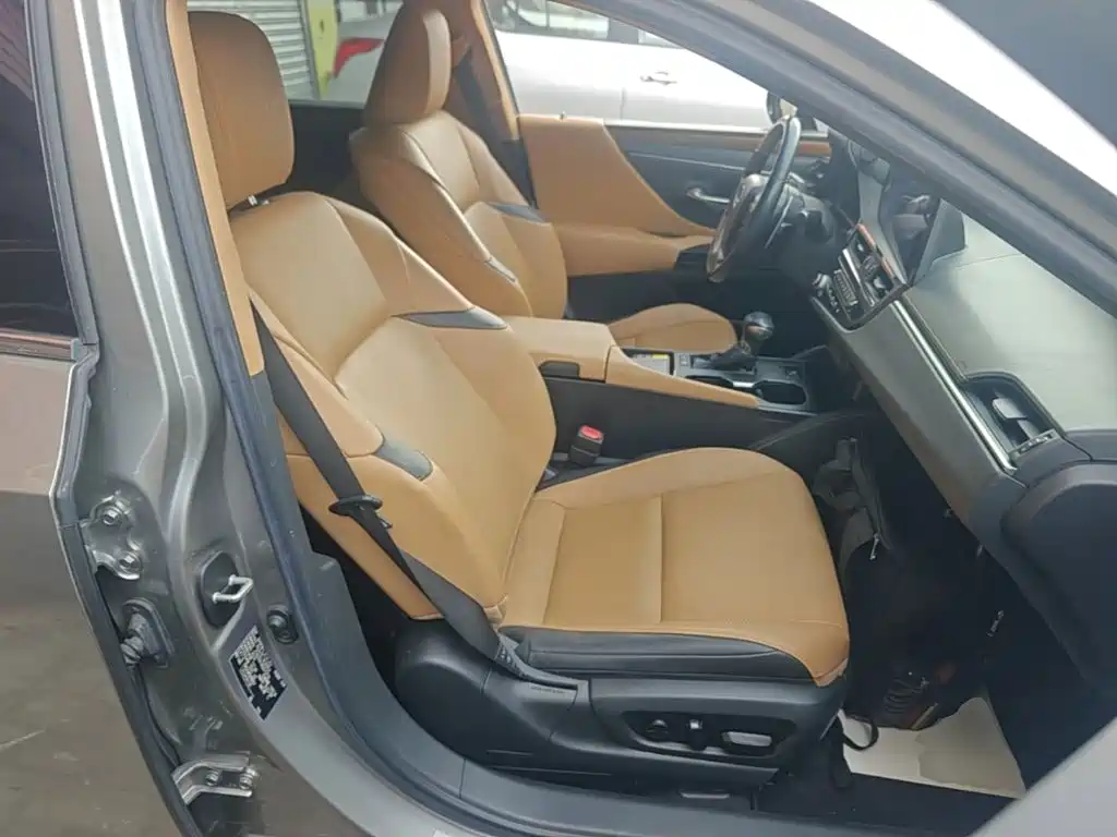 Фото 25 - Lexus ES
