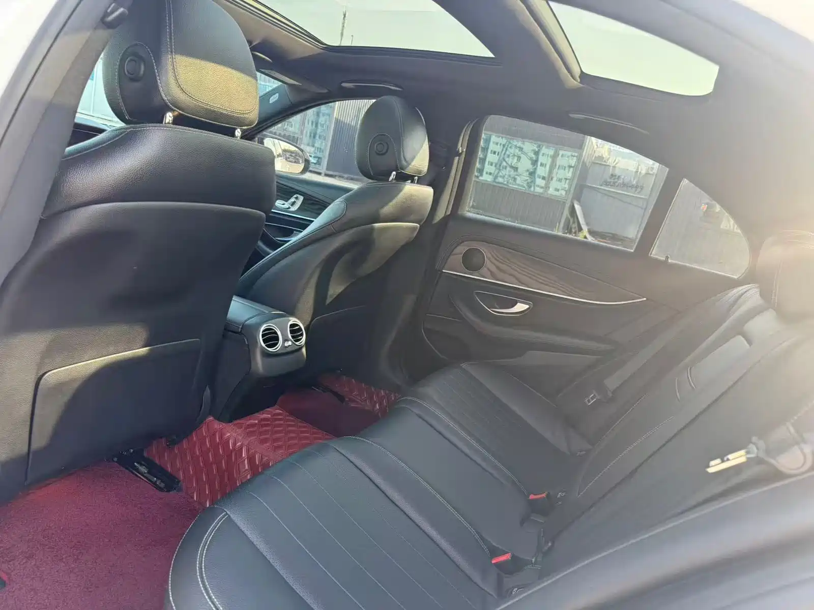 Фото 3 - Mercedes-Benz E-Class (Import)