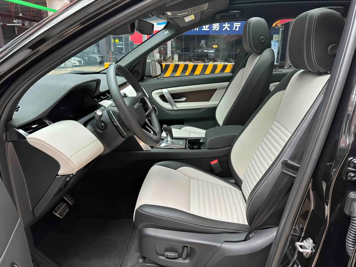 Land Rover Discovery Sport 2023 249PS R-Dynamic S Performance Version фото 4