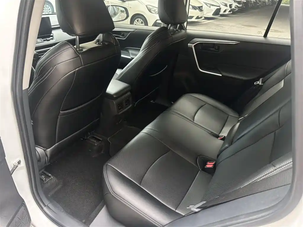 Toyota Wildlander 2023 2.0L CVT FWD LE фото 20