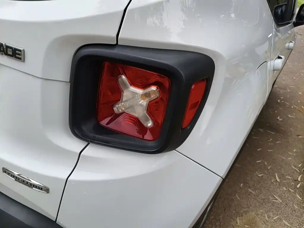 Photo 8 - Jeep Renegade