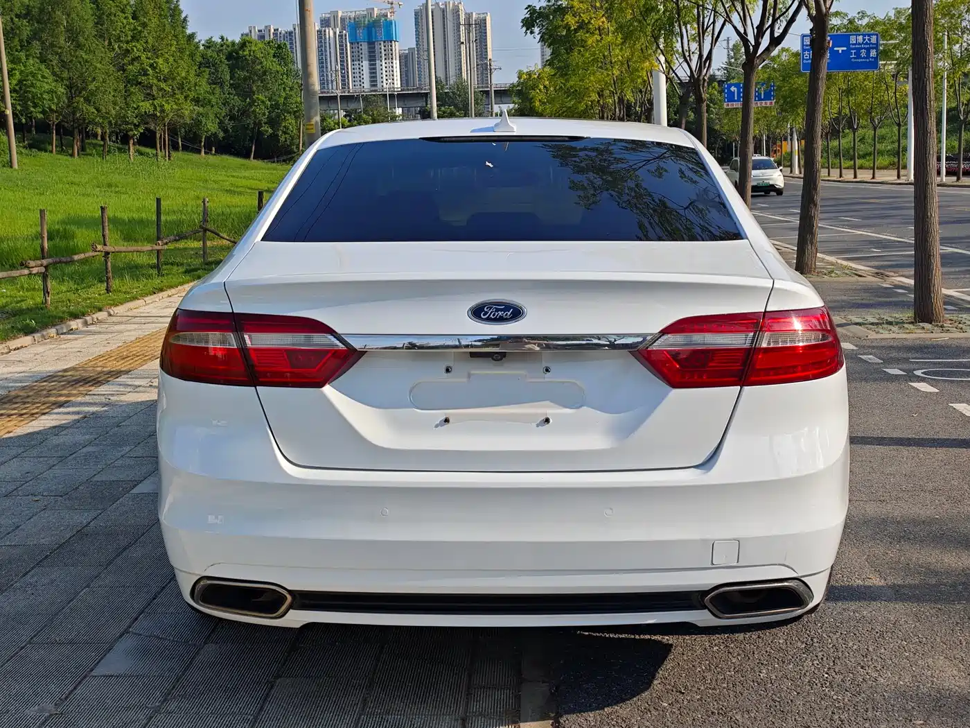 Фото 8 - Ford Taurus
