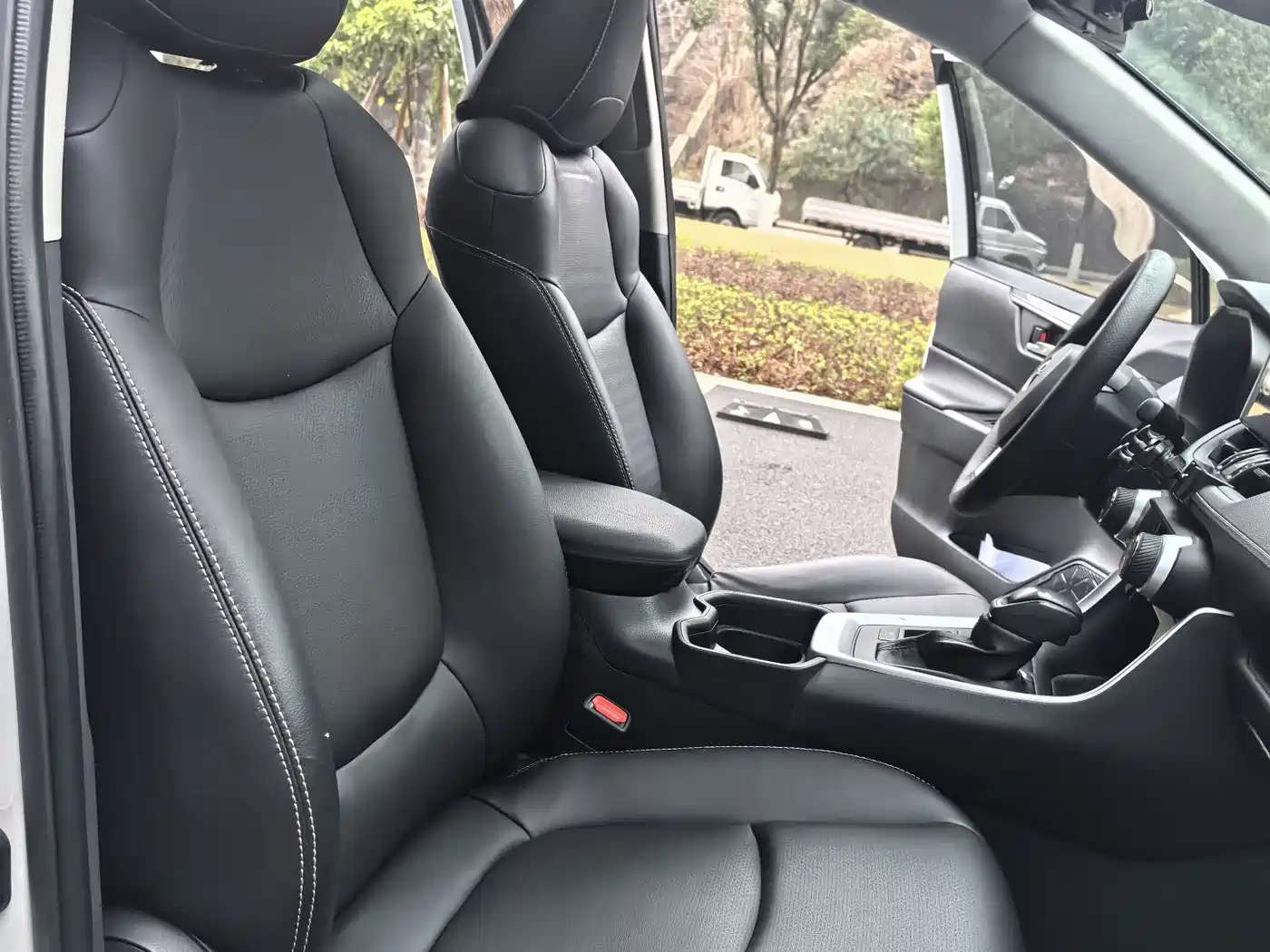 Toyota RAV4 Rongfang Dual Engine E+ 2021 2.5L 2WD Elite Pro фото 7