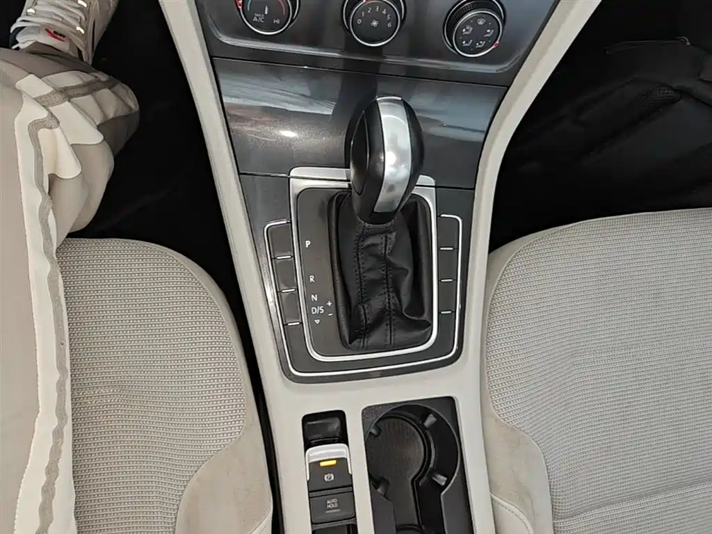 Volkswagen Golf 2018 1.6L Automatic Comfort фото 14