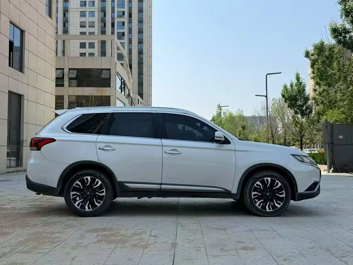 Mitsubishi Outlander 2021 2.4L 4WD Premium Edition 7-Seater фото 7