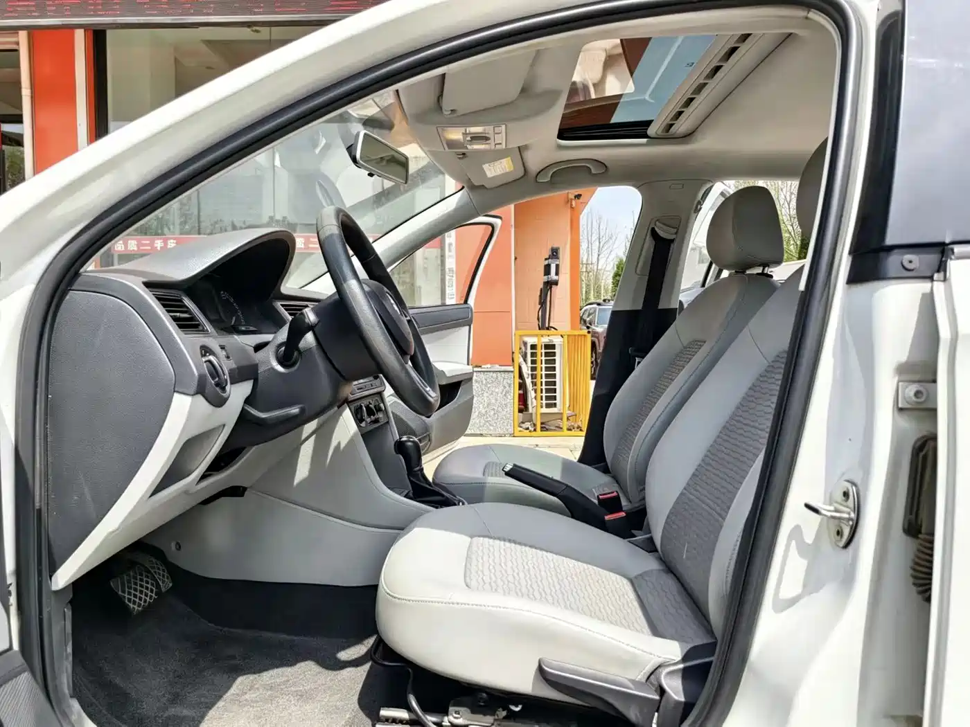 Škoda Rapid 2016 1.6L Automatic Pioneer Edition фото 3