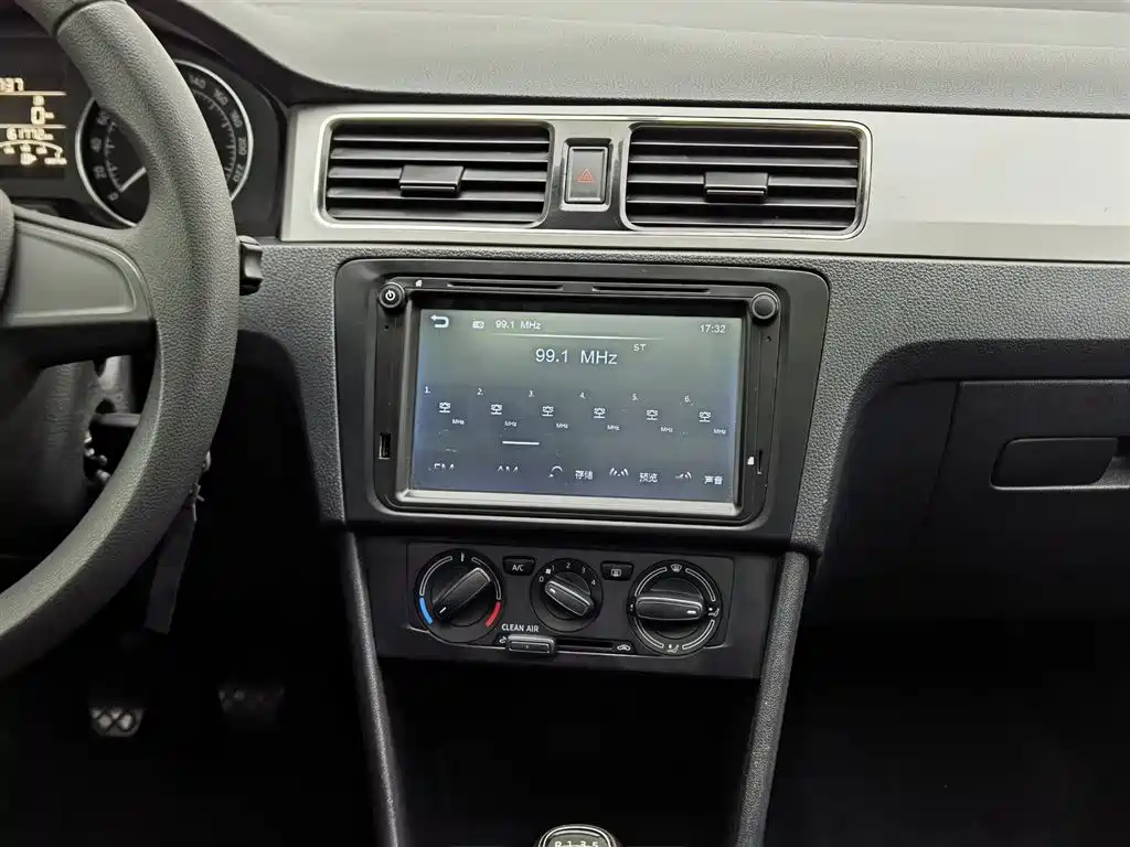 Škoda Skoda Rapid Spaceback 2016 Facelift 1.6L Manual Innovation Edition фото 12
