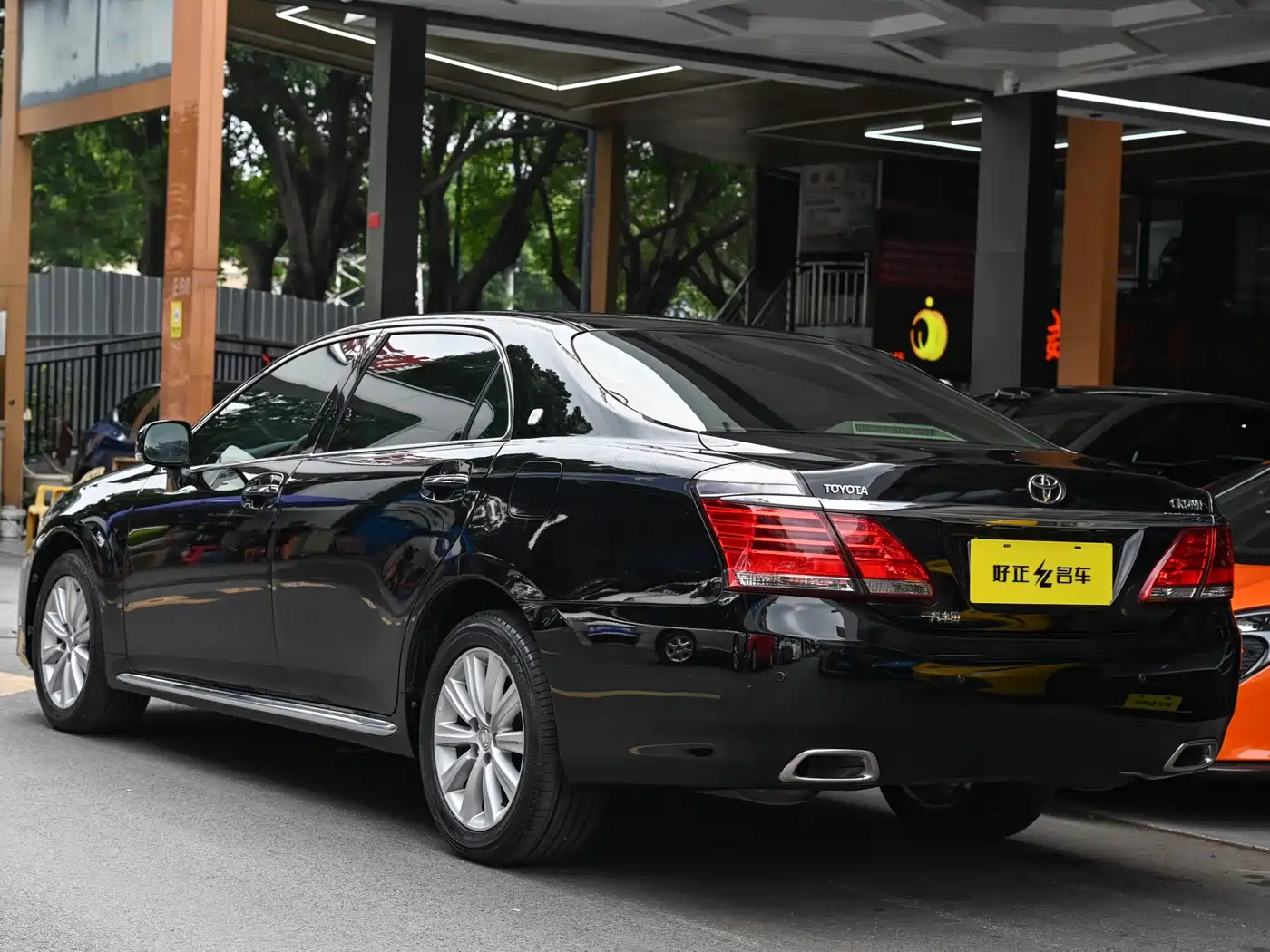Toyota Crown 2012 2.5L Royal Leather Edition фото 4