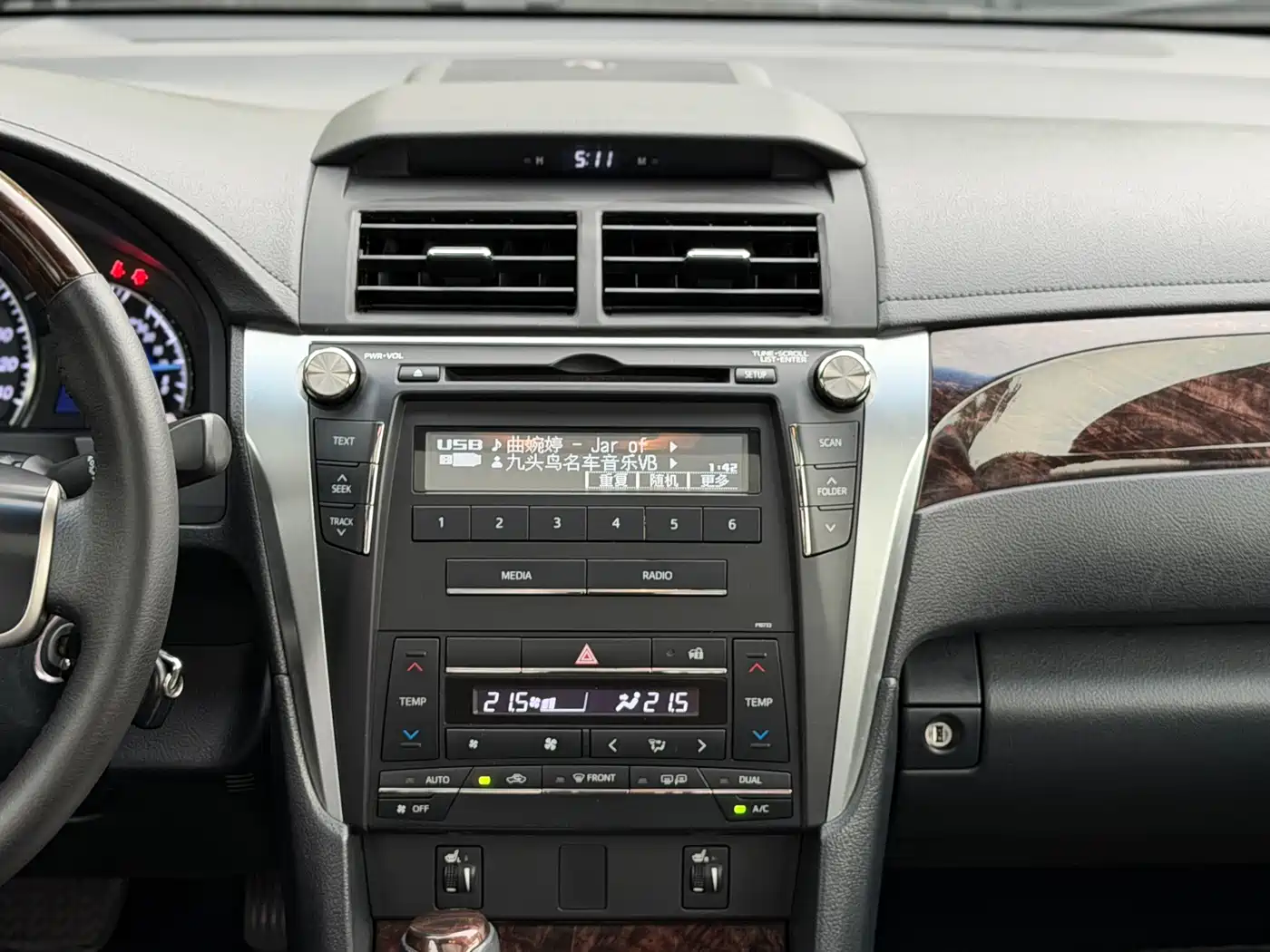 Toyota Camry 2015 2.0G Leading Edition фото 18