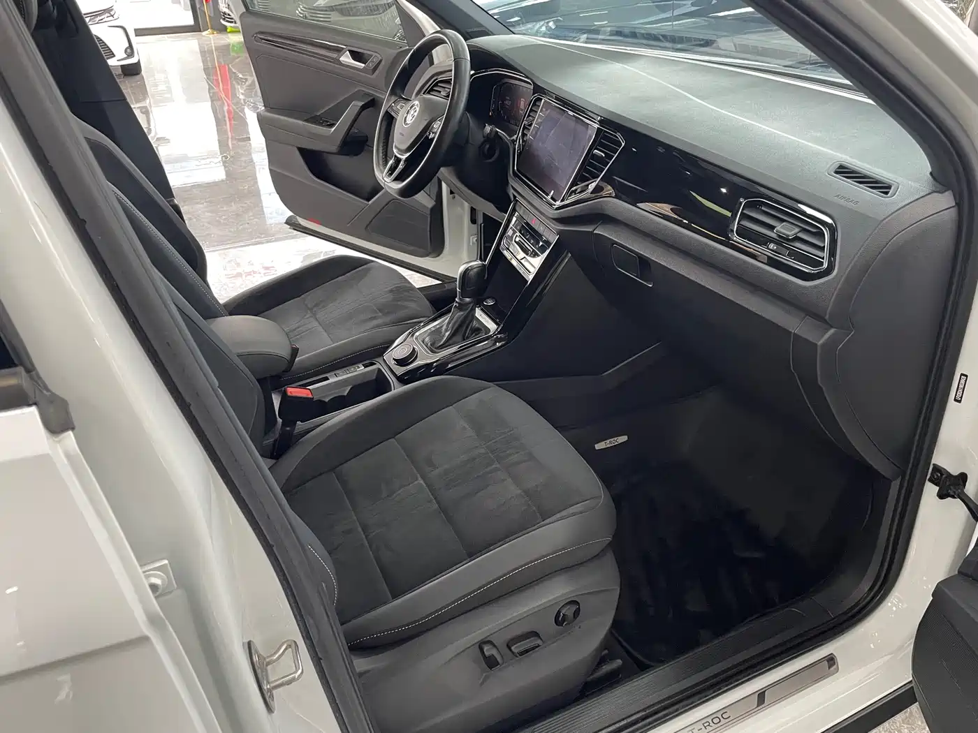 VOLKSWAGEN T ROC EXPLORING SONGS