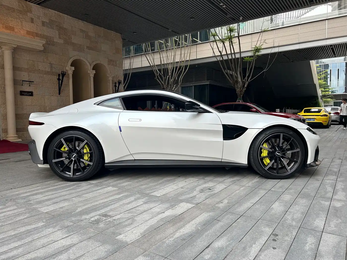 ASTON MARTIN V8 VANTAGE