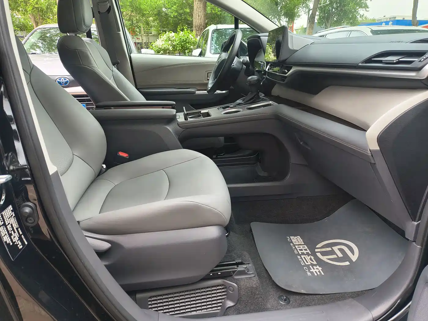 Toyota Granvia 2024 2.5L Hybrid Comfort фото 18