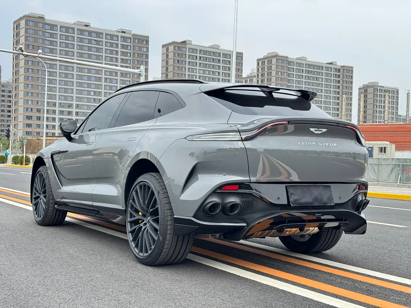 ASTON MARTIN DBX