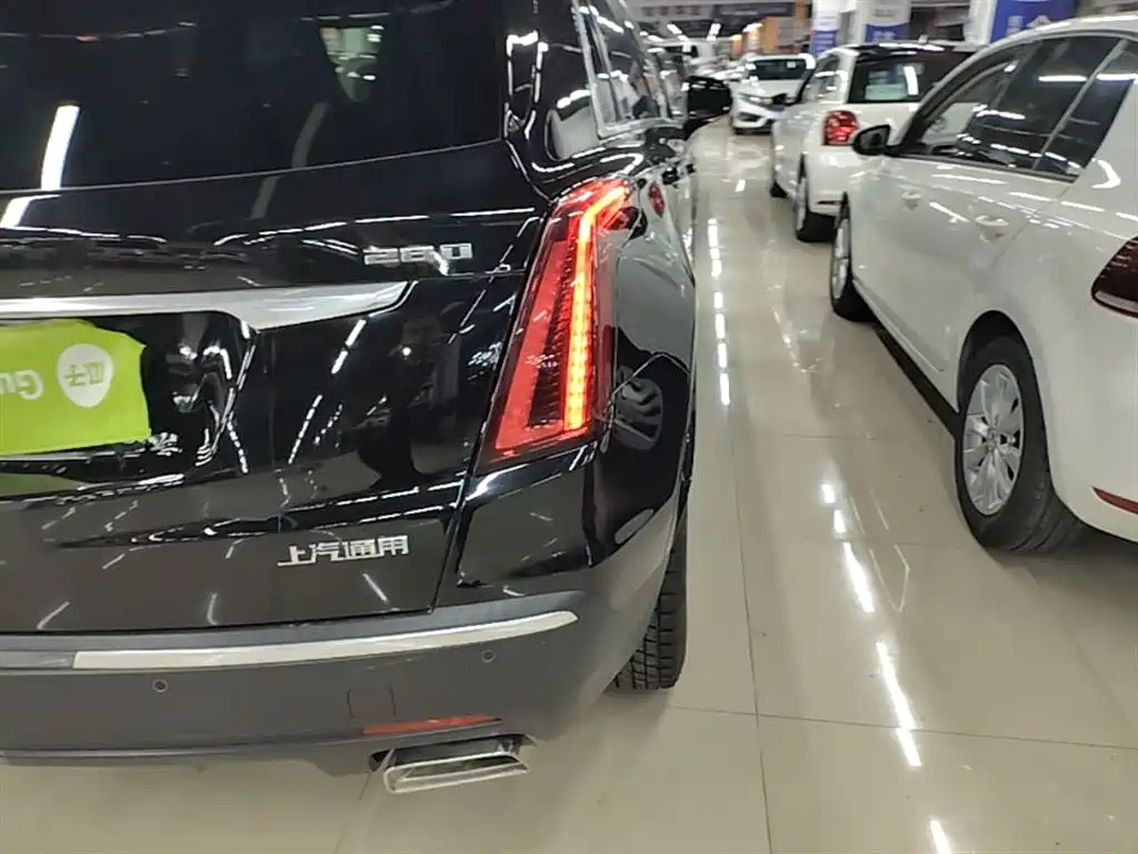 Photo 8 - Cadillac XT5