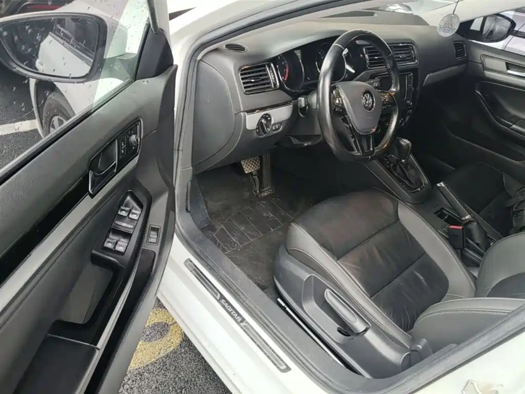 Volkswagen Sagitar 2018 1.6L Automatic Comfort фото 16