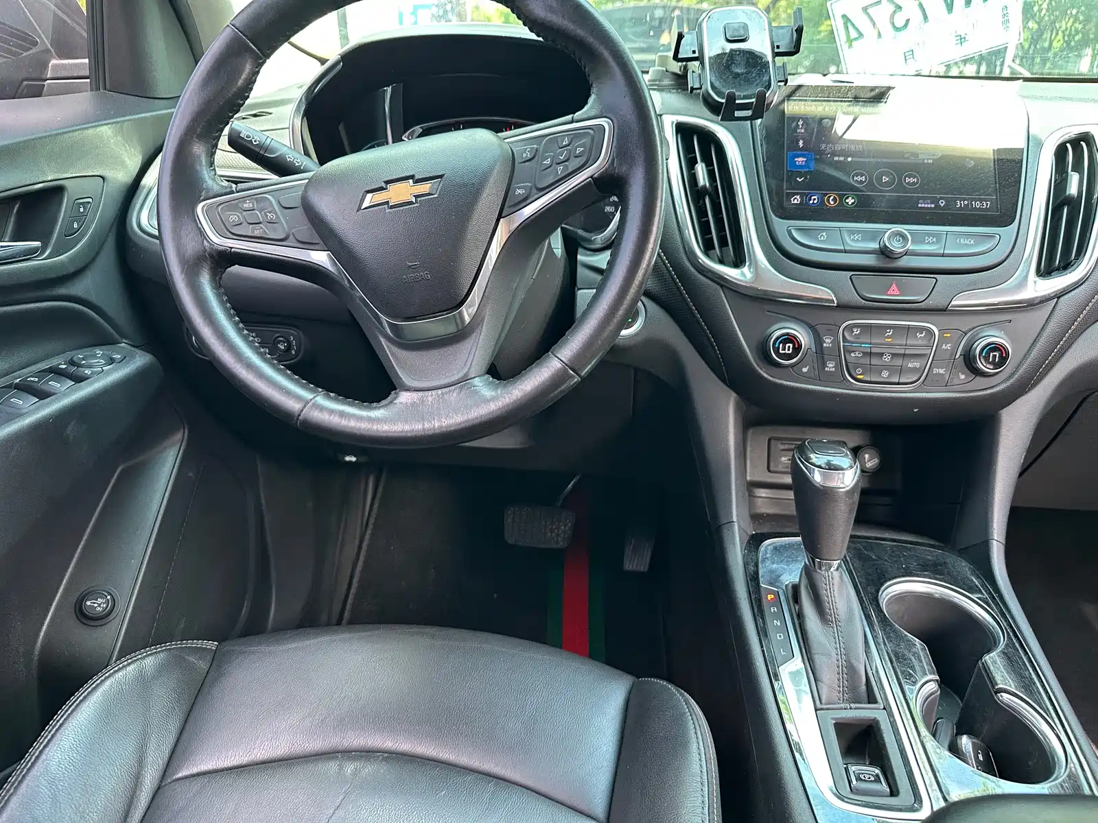 Photo 10 - Chevrolet Equinox
