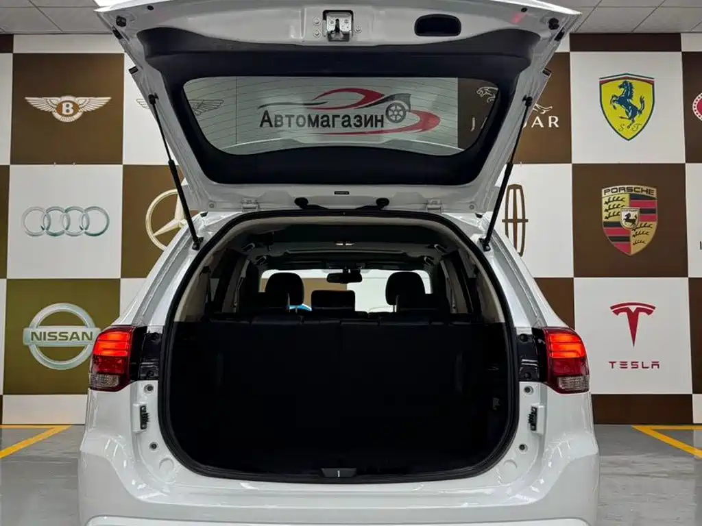 Mitsubishi Outlander 2023 2021 Facelift 2.0L 2WD Premium Edition 7-Seater