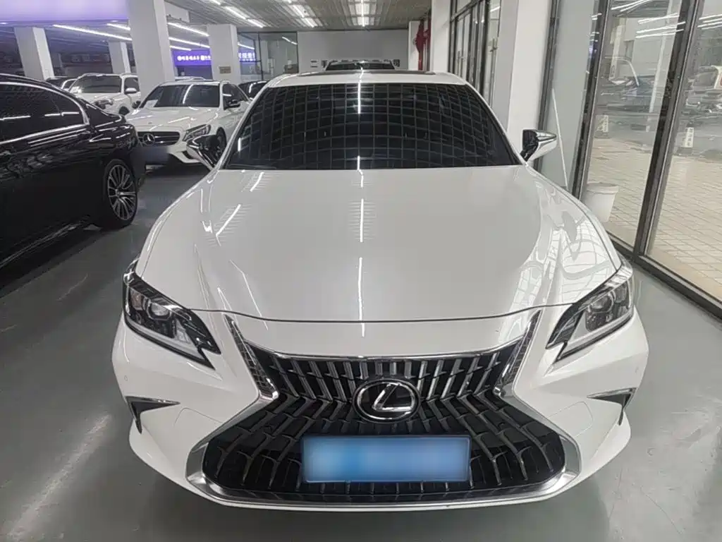 Photo 3 - Lexus ES