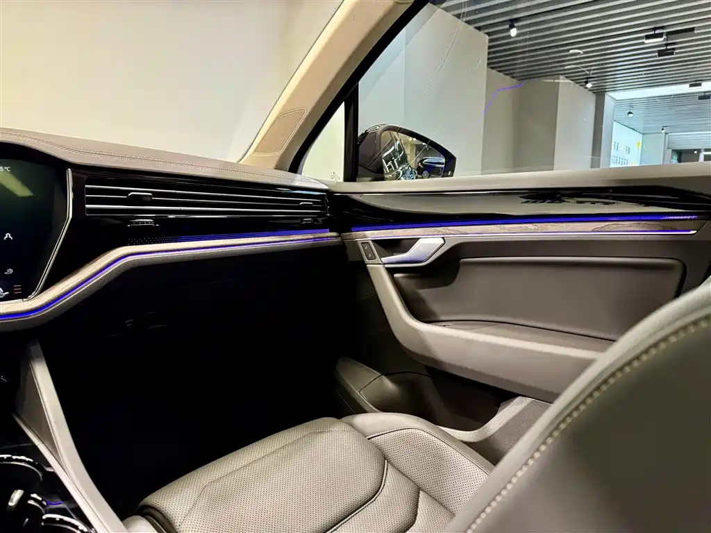 Volkswagen Touareg 2023 3.0TSI R-Line Black Sports Package фото 28