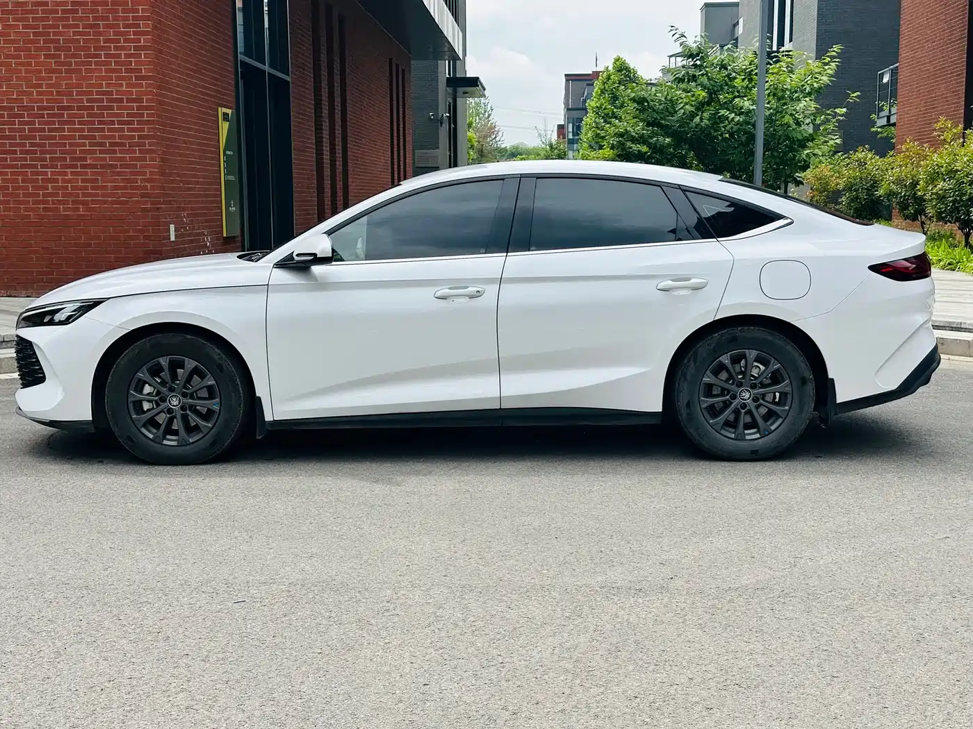 BYD Qin L 2024 DM-i 80KM Leading Edition фото 8