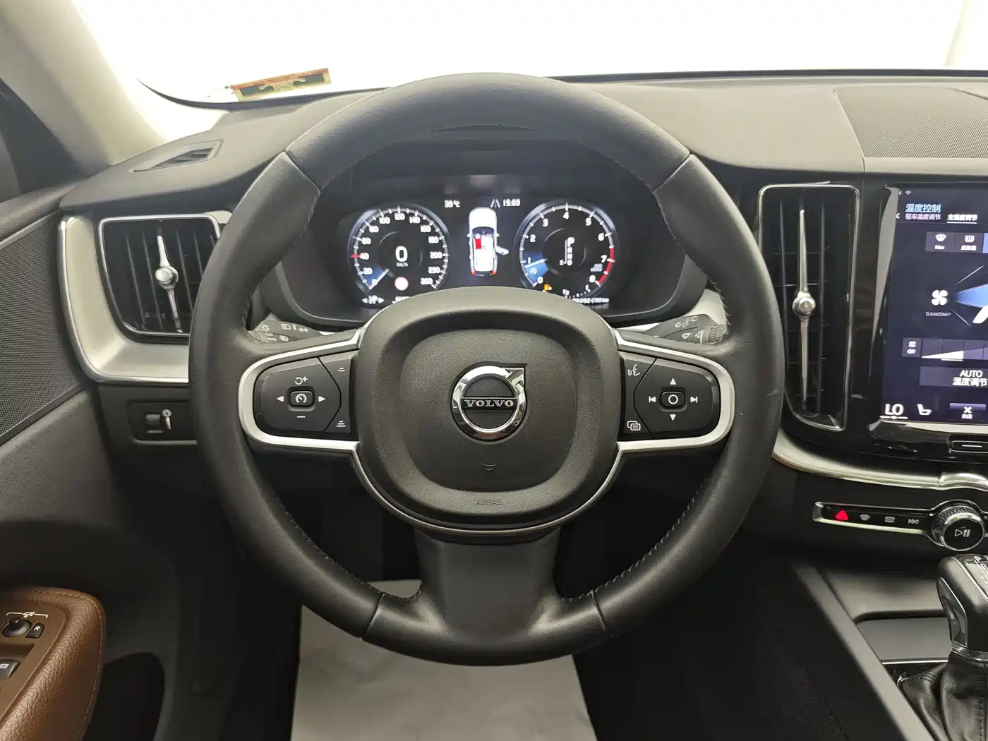 Фото 24 - Volvo XC60