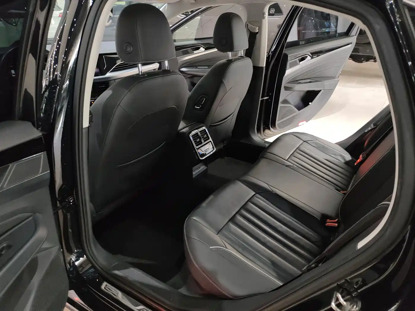 Volkswagen Passat 2022 330TSI Elite Edition фото 10