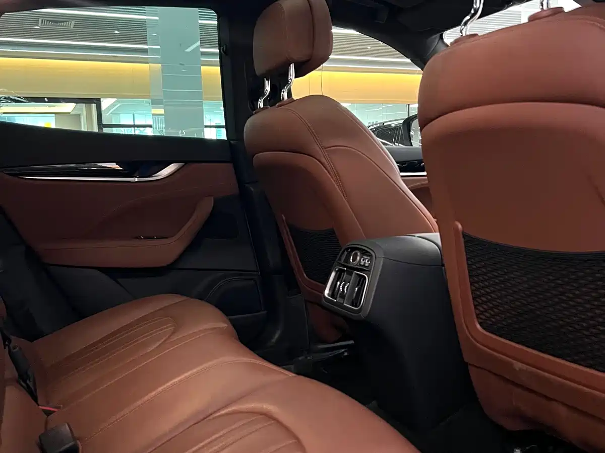 Photo 8 - Maserati Levante